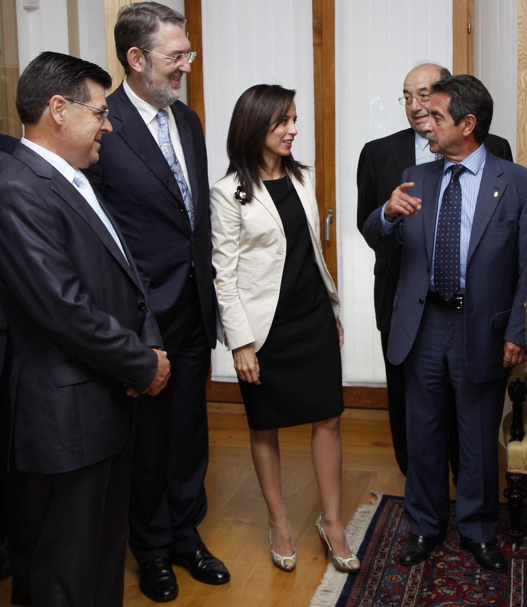 La ministra acompañada, de izquierda a derecha, del presidente de Caja Cantabria, delegado del Gobierno y presidente de Cantabria