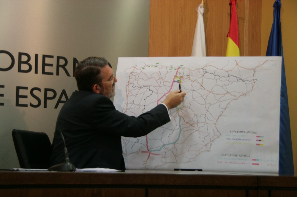 El delegado del Gobierno explica sobre el mapa las posibilidades que se le abren a Cantabria con la Autovía de la Meseta
