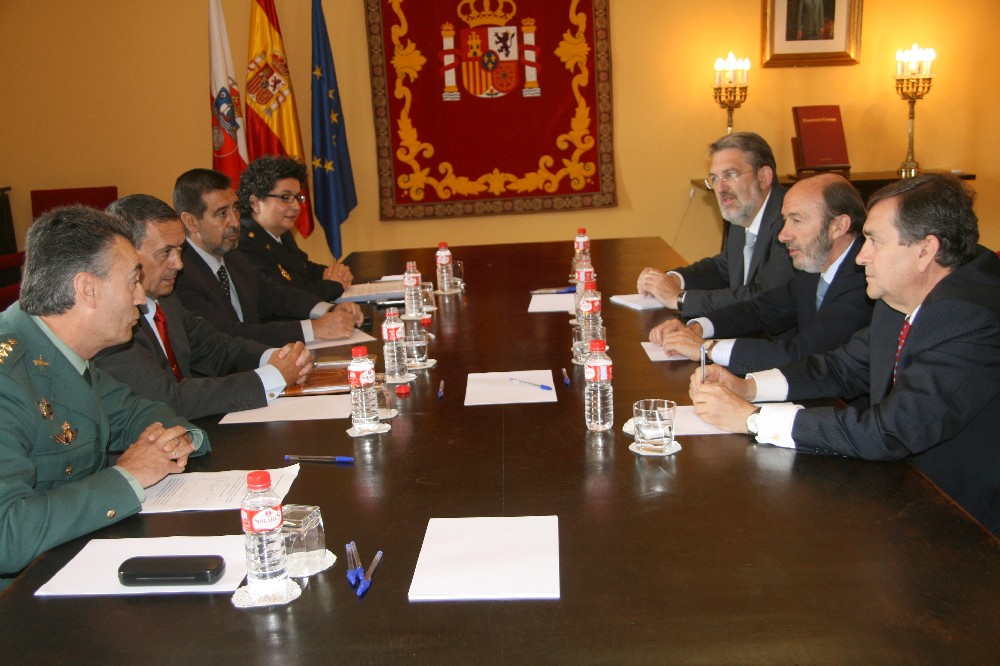 Reunión celebrada por el ministro del Interior en la Delegación del Gobierno en Cantabria