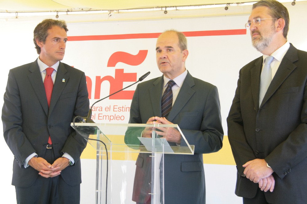 El vicepresidente y ministro acompañado del delegado del Gobierno y el alcalde de Santander