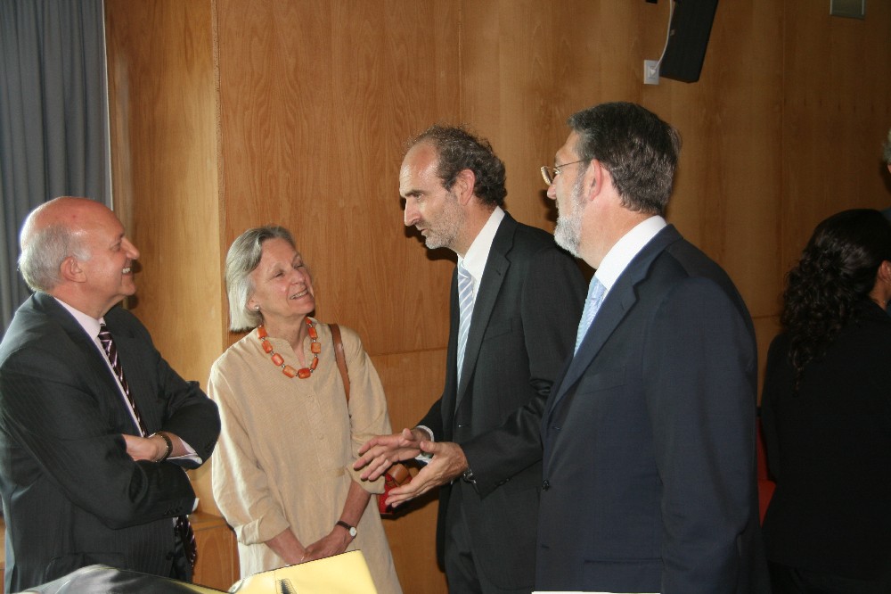 El delegado del Gobierno, a la derecho, junto al director del Museo Altamira y otras autoridades