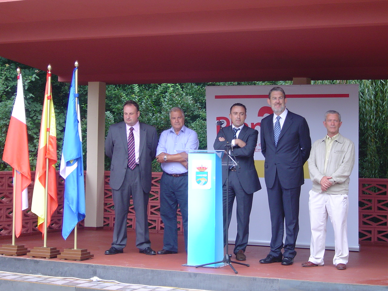 El delegado del Gobierno, el alcalde y otras autoridades en la inauguración de la Plaza