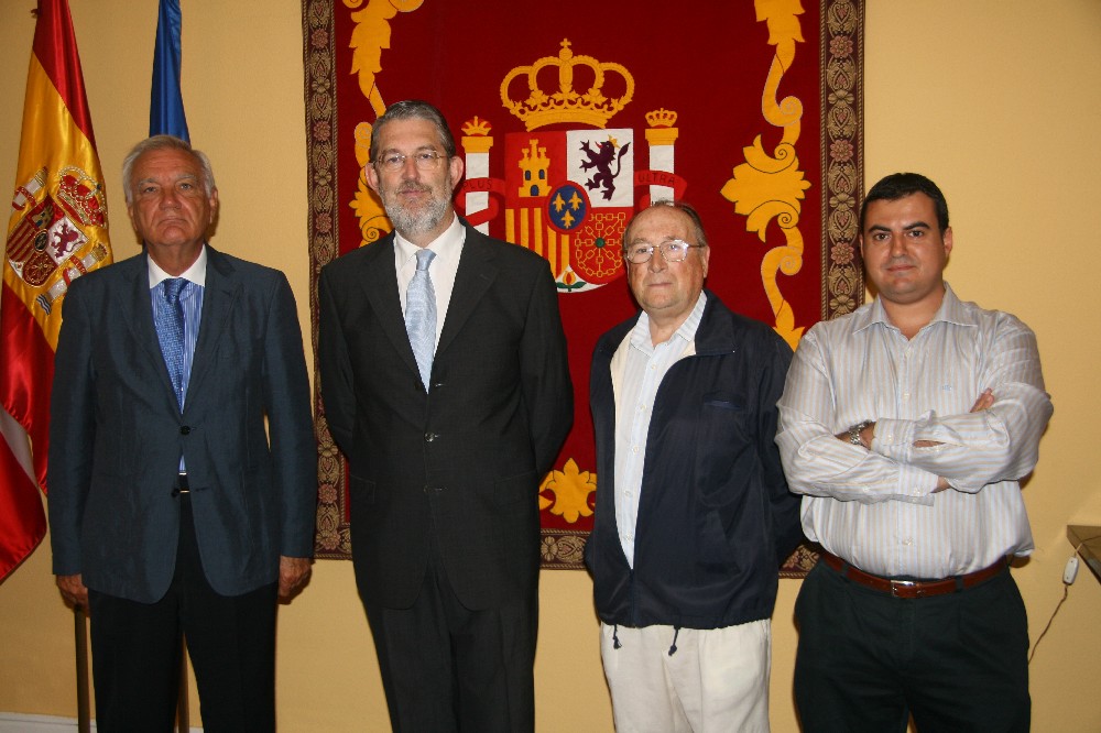El delegado del Gobierno, a la izquierda el vicepresidente, y a la derecha los dos vocales de la Casa de Cantabria en Madrid