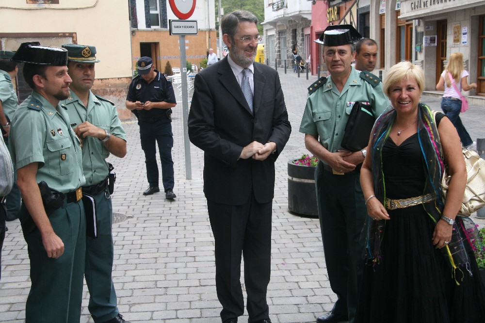 El delegado del Gobierno junto a la alcaldesa de Ampuero y el coronel Jefe de la Guardia Civil de Cantabria, momentos antes de iniciar la Junta Local de Seguridad que trató sobre la evolución de la delincuencia y los próximos encierros