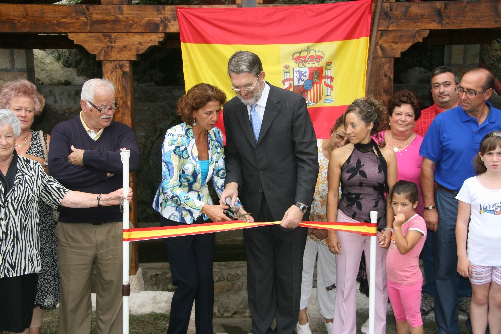 El delegado del Gobierno y la alcaldesa cortan la cinta junto a los vecinos de Santa Cruz de Iguña