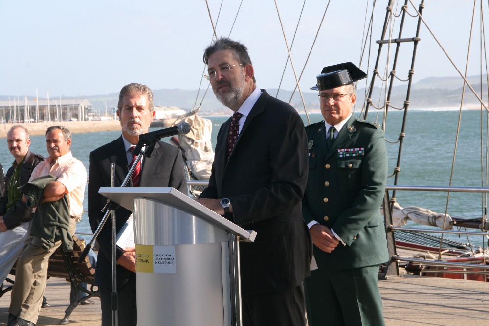 El delegado del Gobierno junto al jefe Provincial de Tráfico y el capitán jefe de la Guardia Civil de Tráfico en Cantabria