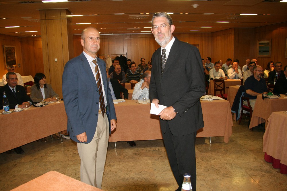 Pie de foto: El delegado del Gobierno con el gerente de Protección Civil y seguridad Norte de ADIF en el Curso organizado