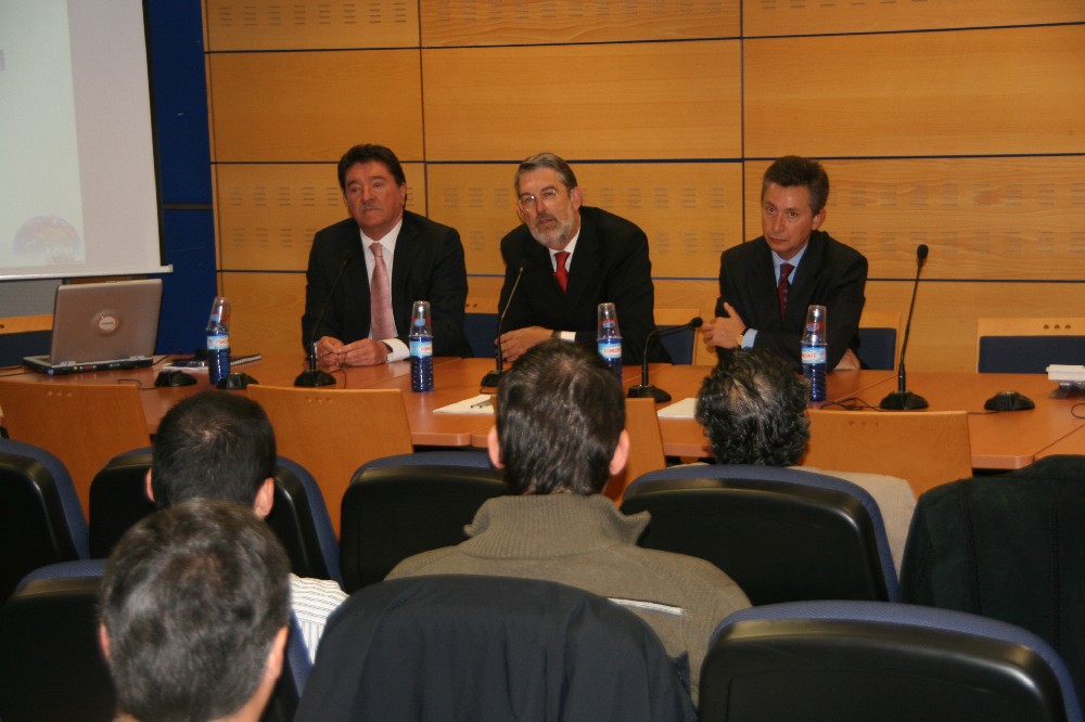 El delegado del Gobierno, acompañado del director del Área de Fomento en Cantabria y el director general del IGN