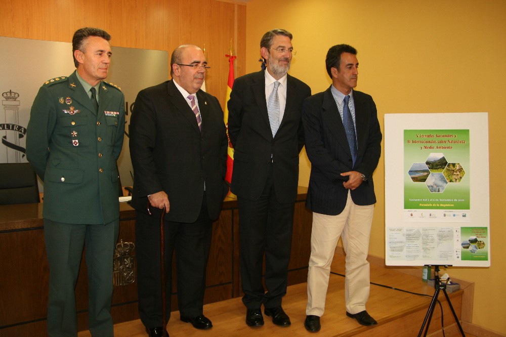 Pie de foto: EL delegado del Gobierno, los dos consejeros regionales, y el coronel jefe de la 13ª Zona de la Guardia Civil en Cantabria, junto al cartel de las Jornadas
