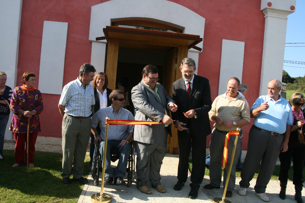 Corte inaugural de la cinta por el delegado del Gobierno y el alcalde de Val de San Vicente frente al nuevo centro Cultural de Prellezo