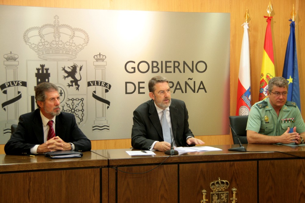 El delegado del Gobierno junto con el jefe provincial de Tráfico y el capitán jefe del Subsector de Tráfico de la Guardia Civil de Cantabria
