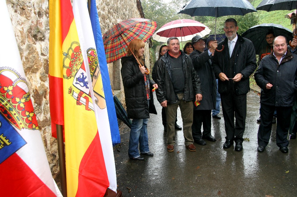 El delegado del Gobierno en el centro, a la derecha el alcalde, y otras autoridades durante la inauguración del camino de acceso al Barrio San Miguel de Aloños