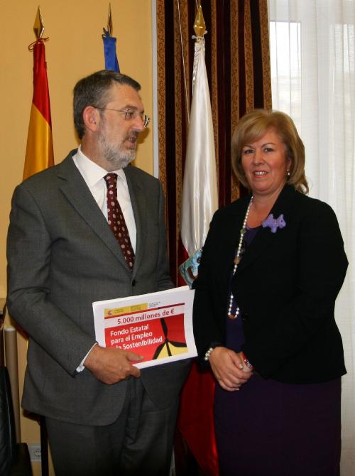 El delegado del Gobierno y la presidenta de la Federación de Municipios de Cantabria