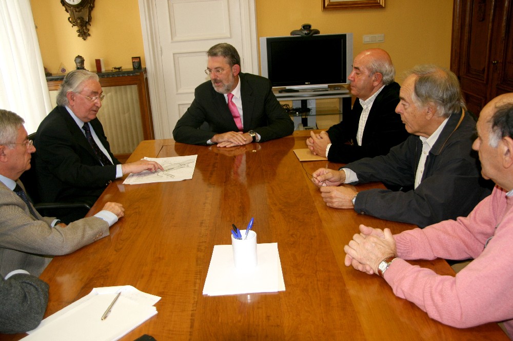 El delegado del Gobierno, a la derecha los representantes de los vecinos de Cazoña, y a la izquierda los representantes de la Demarcación de Carreteras del Ministerio de Fomento