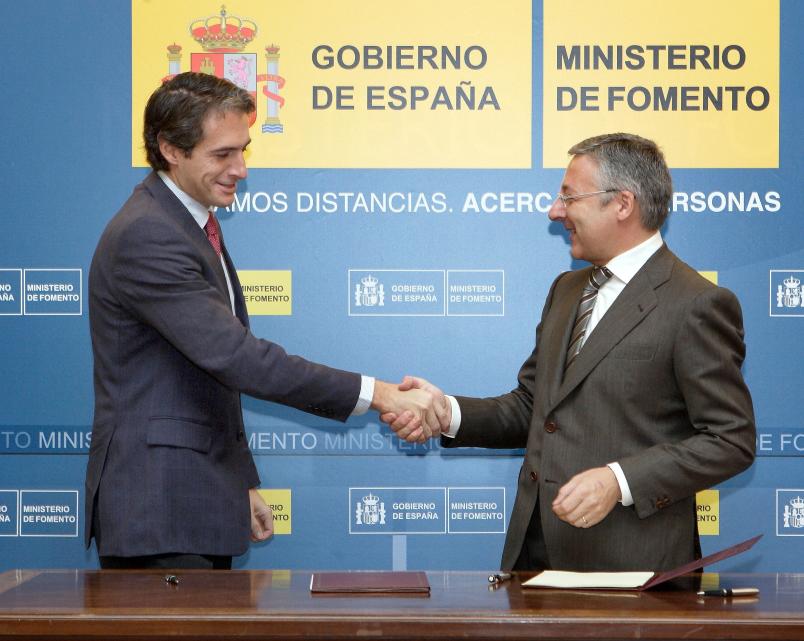 El ministro y el alcalde tras la firma del convenio