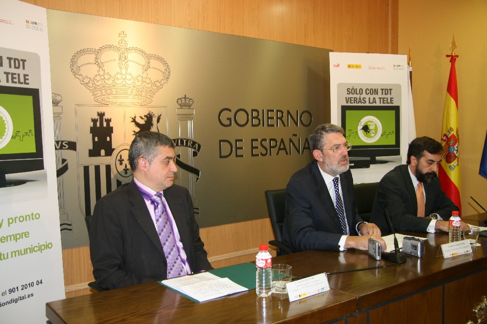 El director general de Transportes y Telecomunicaciones del Gobierno de Cantabria, el delegado del Gobierno y el director de la Oficina Nacional de la TDT del Ministerio de Industria, Turismo y Comercio