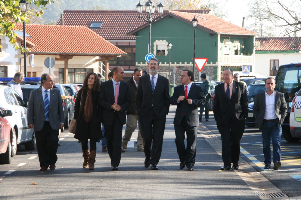 El delegado del Gobierno y el alcalde, en el centro, acompañados por miembros de la Corporación y técnicos pasean por la zona de La Robleda que ha sido remodelada