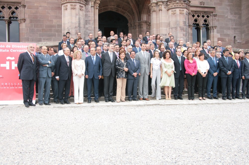 Foto oficial con motivo de la visita de los Príncipes de España a la Fundación Comillas