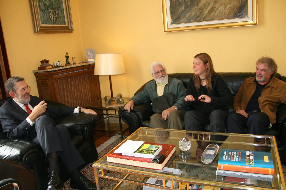 Ernesto Bustio, en el centro, y algunos de sus colaboradores en una reciene reunión con el delegado del Gobierno en Cantabria
