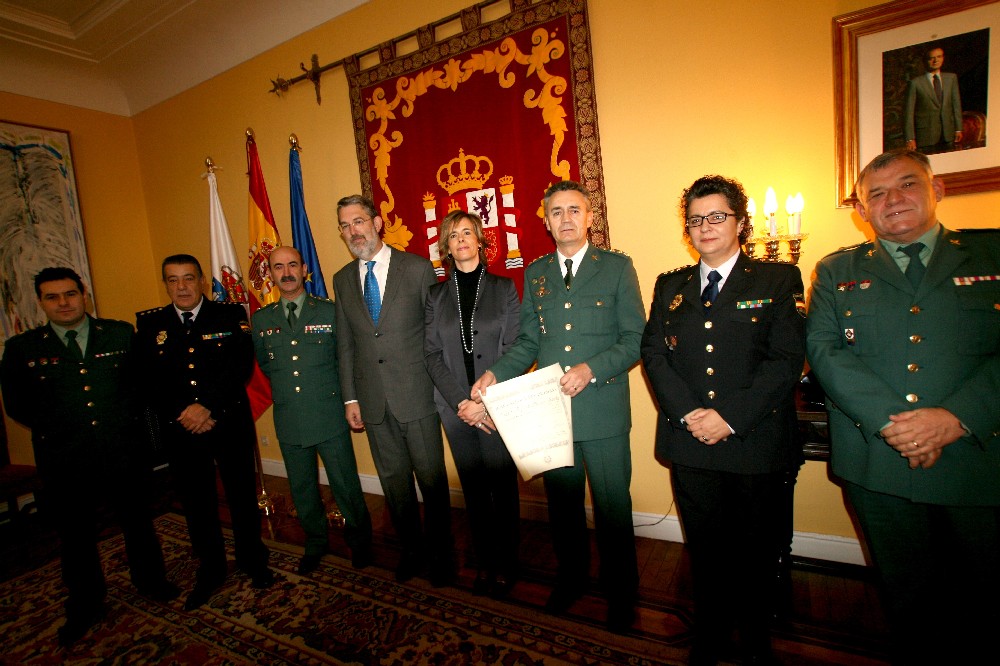 El coronel Justo Chamorro muestra el diploma de concesión de la orden, acompañado del delegado del Gobierno, su esposa, la jefa de Policía y los jefes de la Guardia Civil