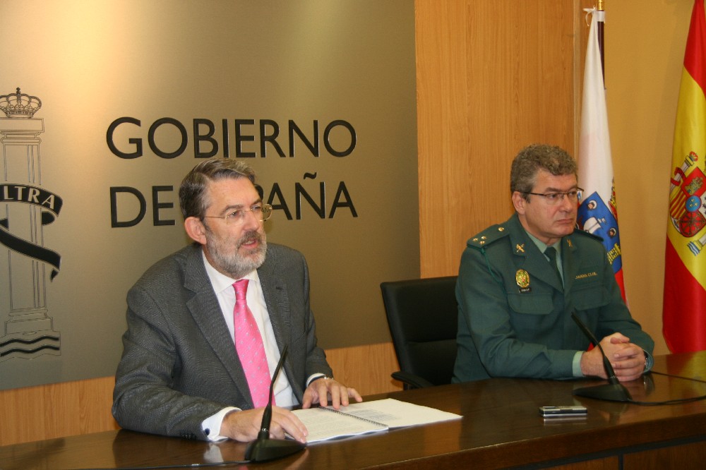 El delegado del Gobierno y el capitán del Subsector de Tráfico de la Guardia Civil, Lorenzo Bárez