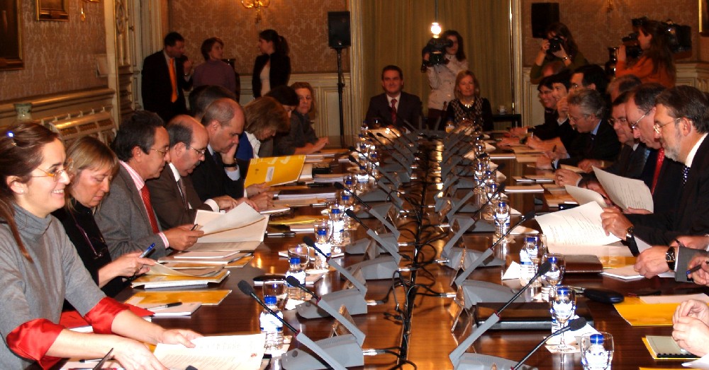 Un momento de la reunión mantenida por el ministro Chaves con los delegados del Gobierno