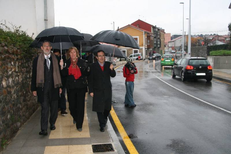 El delegado del Gobierno, la alcaldesa y el concejal de Obras, acompañados de otras autoridades y vecinos recorren la remozada Avenida Palencia
