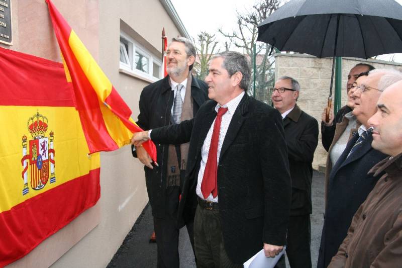 El delegado del Gobierno y el alcalde descubren la placa conmemorativa del nuevo Centro Cultural de Tagle