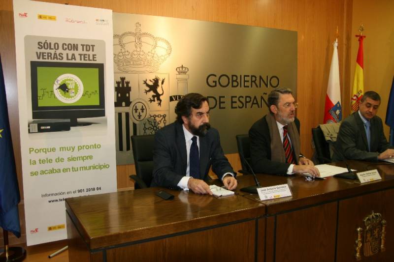 El delegado del Gobierno, acompañado del director de la Oficina Nacional de Transición (ONT) y el director general de Transportes y Telecomunicaciones del Gobierno de Cantabria
