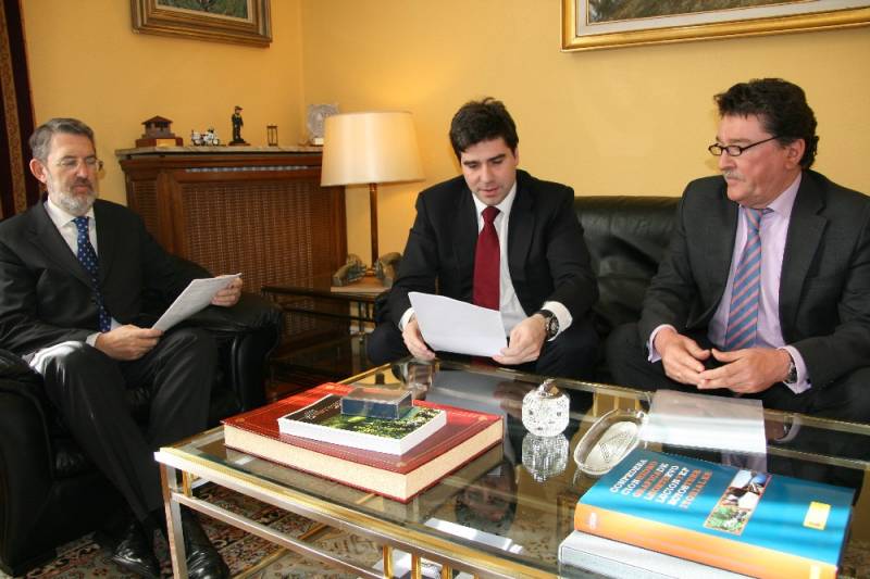 El delegado del Gobierno  con el presidente del Puerto y el director del Área de Fomento