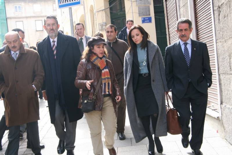 La ministra pasea por el Cabildo de Arriba acompañada de las autoridades y los vecinos