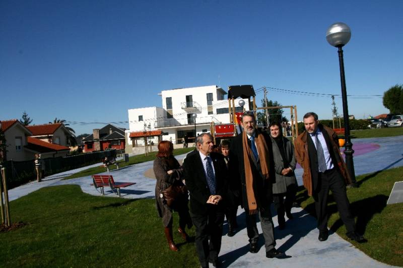 El delegado del Gobierno, el alcalde y otras autoridades recorren el espacio público y al fondo el remozado Centro Cultural de Herrera