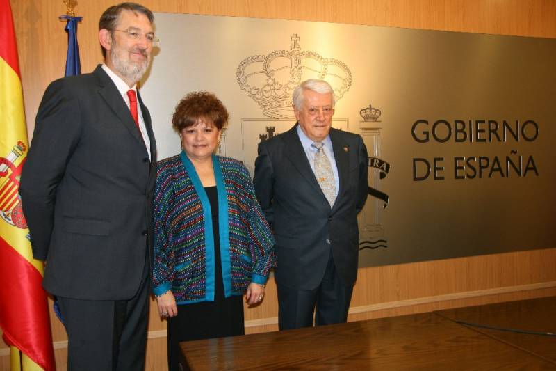 El delegado del Gobierno con la Embajadora y el Cónsul de Guatemala en Santander