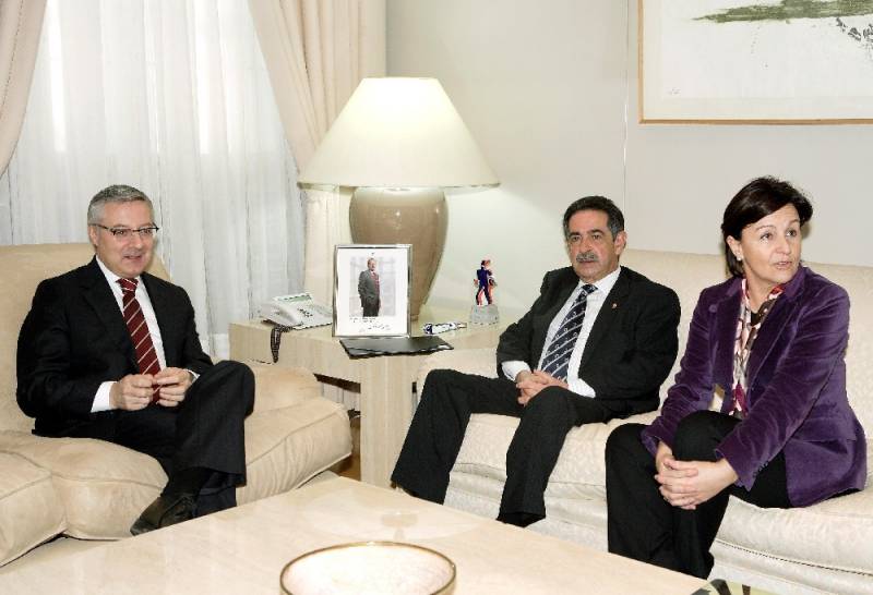 El ministro de Fomento con el presidente y la vicepresidenta de Cantabria