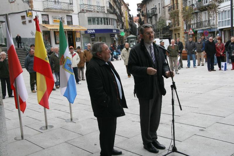 El delegado del Gobierno y el alcalde durante el acto de inauguración de la remodelación de la Plaza de la Constitución