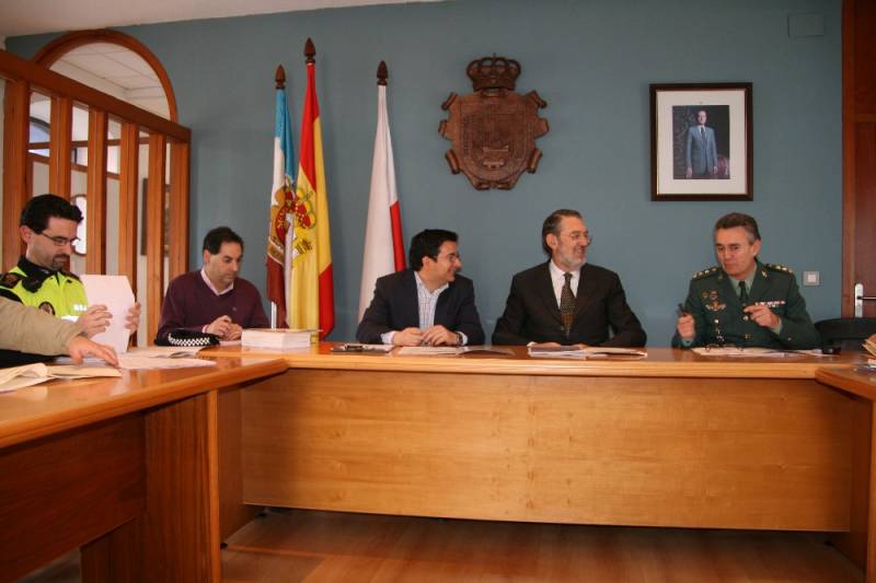 Un momento de la reunión de la Junta Local de Seguridad presidida por el delegado del Gobierno y el Alcalde