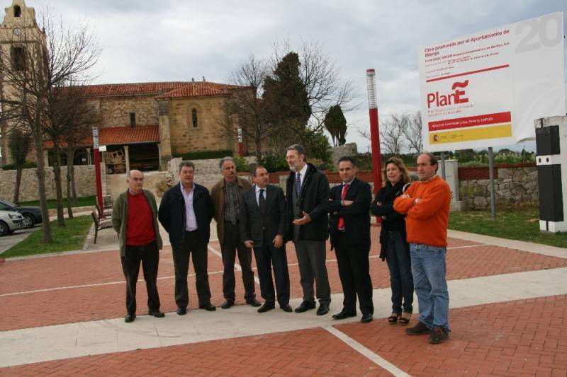 El delegado del Gobierno y el alcalde y otros concejales en la plaza y frente a la iglesia cuyos alrededores han sido remodelados 