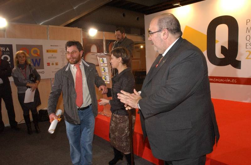 El alcalde de Tresviso recibe el premio de la ministra en presencia del consejero del Gobierno de Cantabria