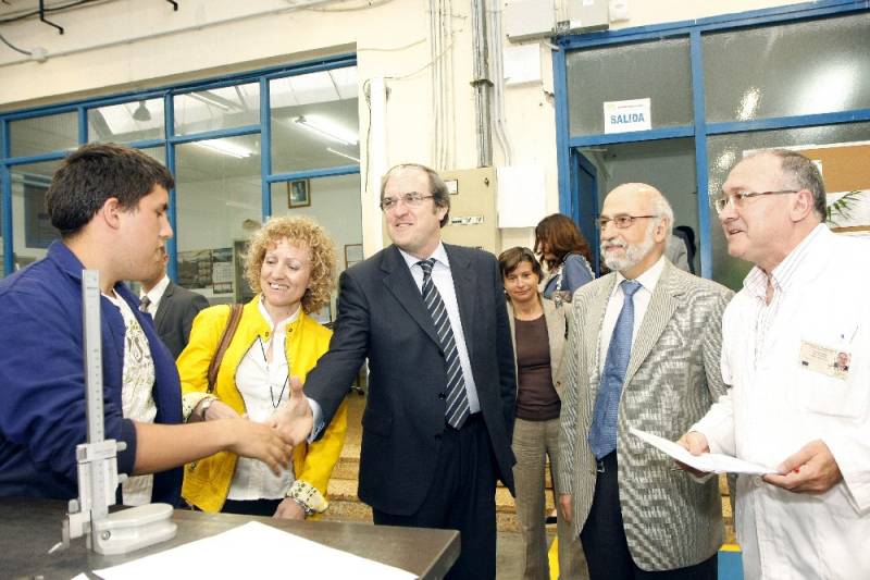 El ministro de Educación, acompañado de la consejera de Educación de Cantabria, en una visita a la Comunidad