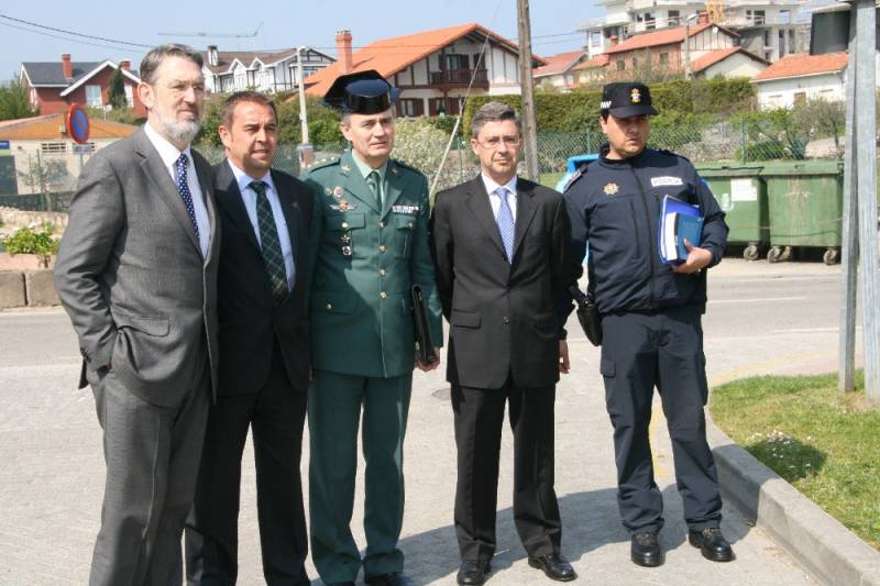 El delegado del Gobierno con el alcalde, el coronel jefe de la Guardia Civil, el responsable de seguridad y el jefe de la Policía Local