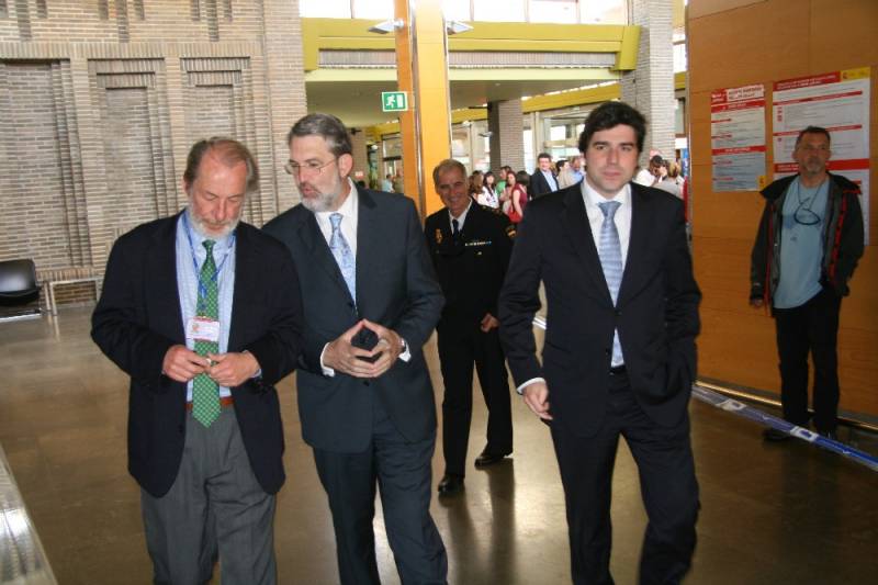 El delegado del Gobierno, en la Estación Marítima de Santander, acompañado del presidente del Puerto, a la derecha, y el director de Brittany Ferries
