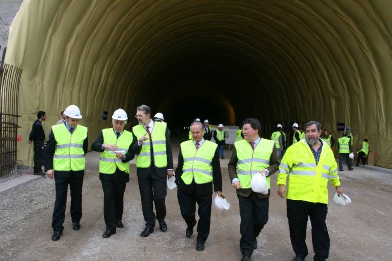 El delegado del Gobierno y el resto de autoridades y técnicos salen del tunel oeste de La Venta de la S-30
