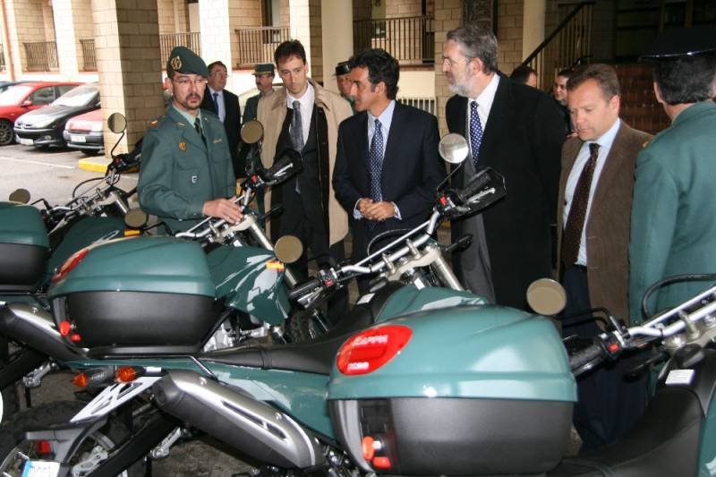 Las autoridades observan algunas de las motocicletas cedidas al SEPRONA de la Guardia Civil