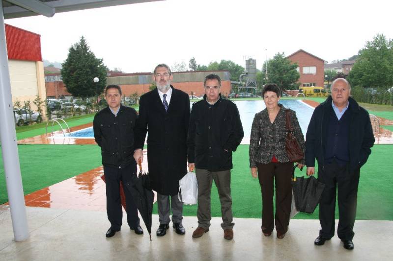 El delegado del Gobierno, el alcalde y otros miembros de la Corporación junto la piscina construida