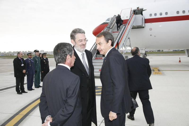 El presidente de la UE y de España, Rodríguez Zapatero, es recibido en Parayas por el Delegado del Gobierno y el Presidente de Cantabria