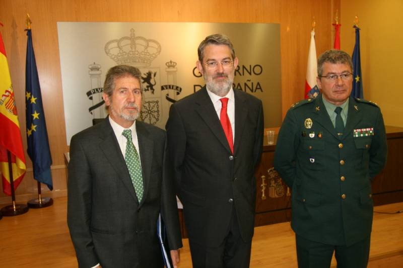 El delegado del Gobierno, acompañado del jefe provincial de Tráfico y del capitán jefe del Subsector de la Guardia Civil de Tráfico en Cantabria