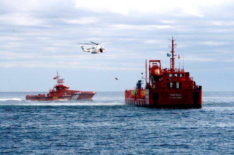 Un momento del ejercicio con dos barcos y un helicóptero de Salvamento Marítimo en acción