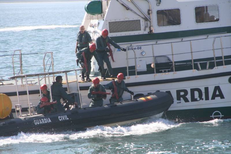 Un momento del espectacular ejercicio en que guardias civiles abordan una embarcación