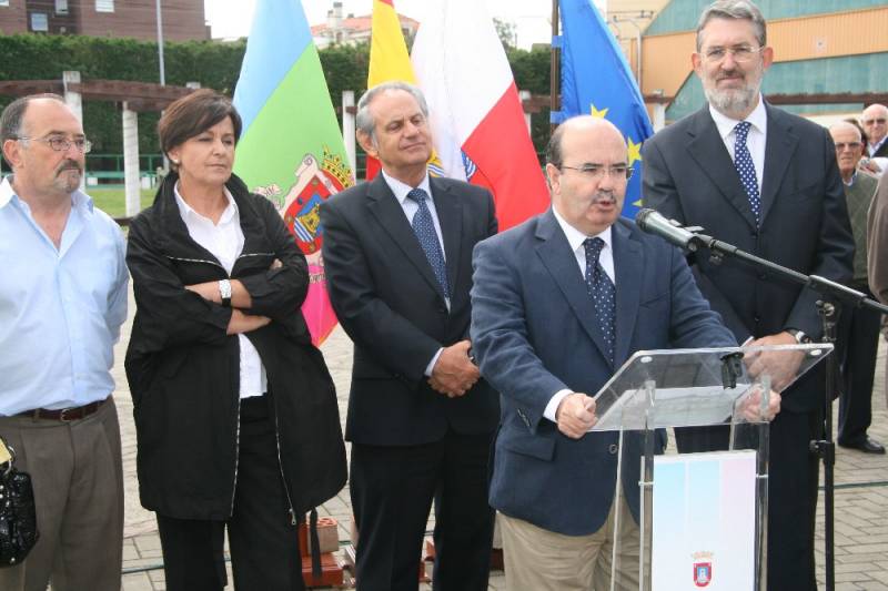 El Secretario de Estado se dirige a los presentes y detrás la vicepresidenta de Cantabria, el alcalde de Camargo y el delegado del Gobierno