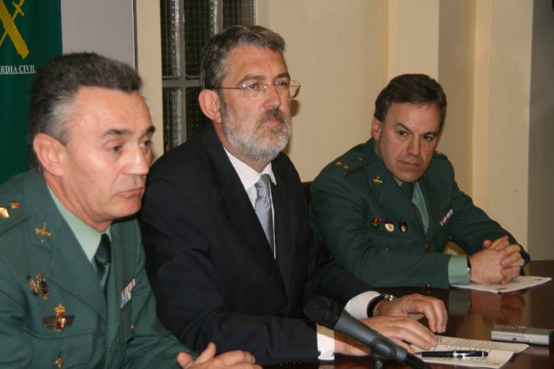 El Delegado del Gobierno, acompañado del Coronel Jefe de la Guardia Civil de Cantabriay el Teniente Jefe del Equipo de Delincuencia Organizada y Antidroga informaron de la operación
